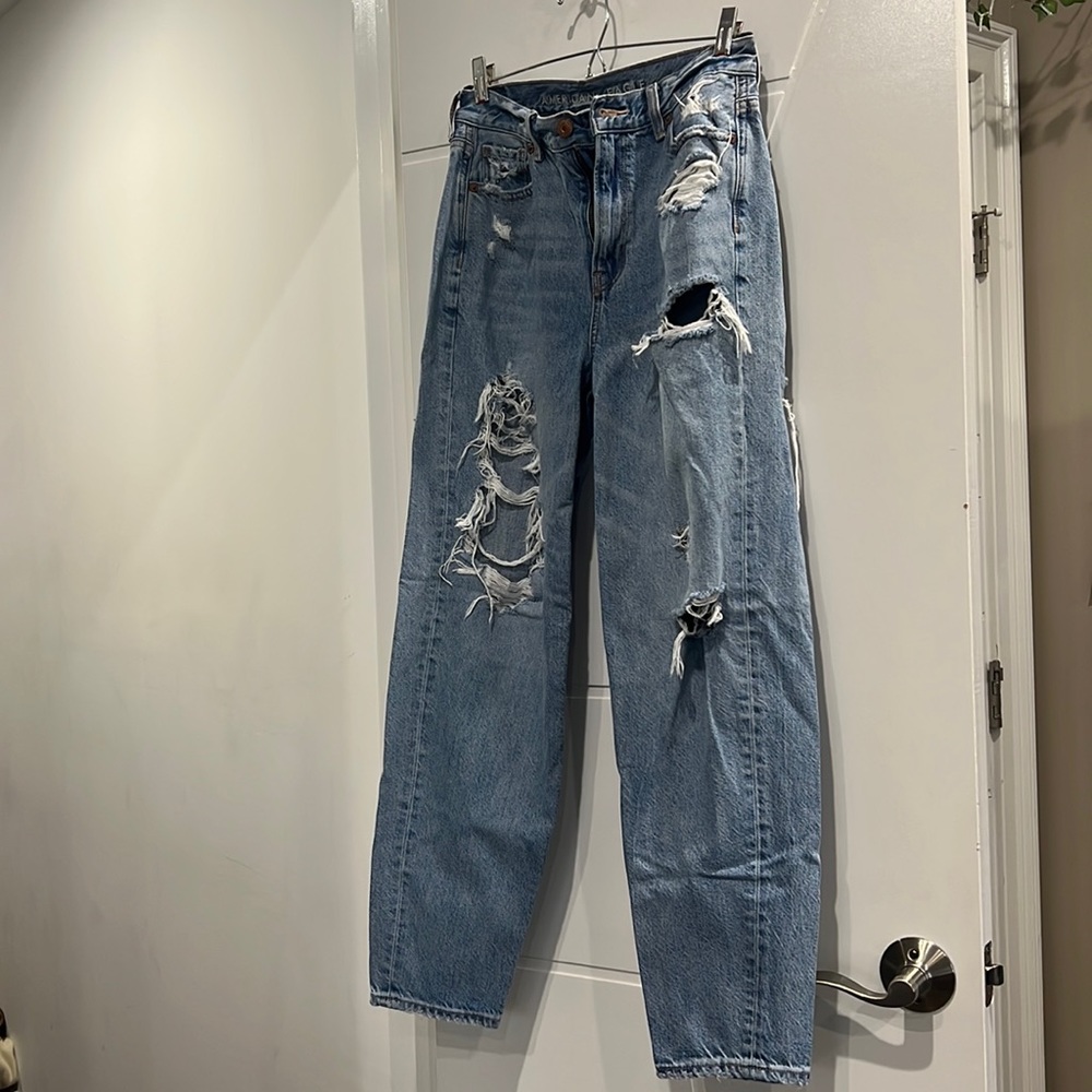 AE relaxed mom jean with rip in back